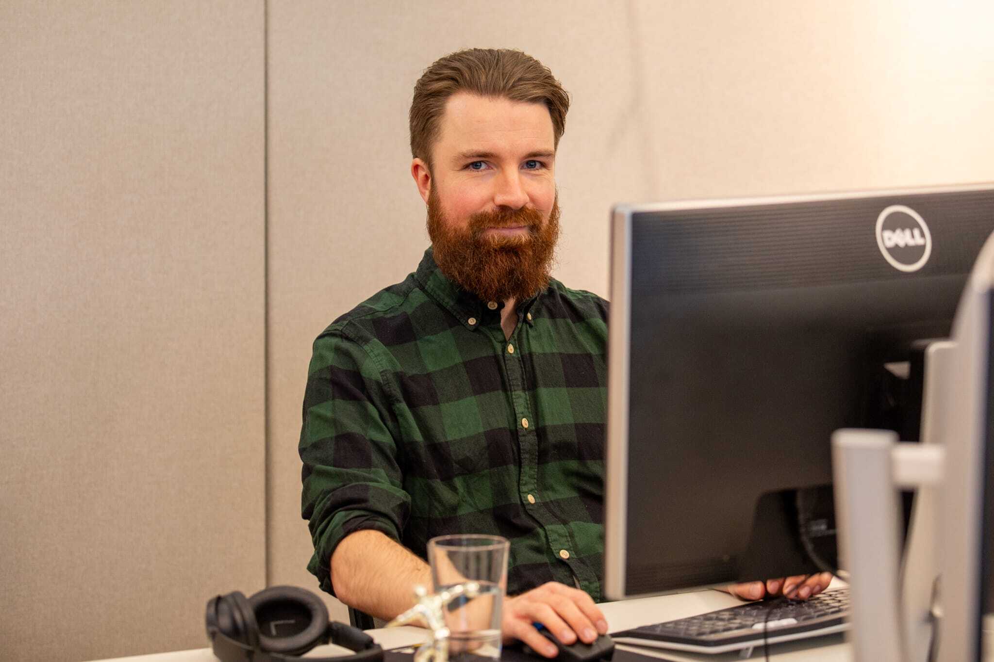 IMS-medarbejder arbejder med digitale løsninger ved computer 