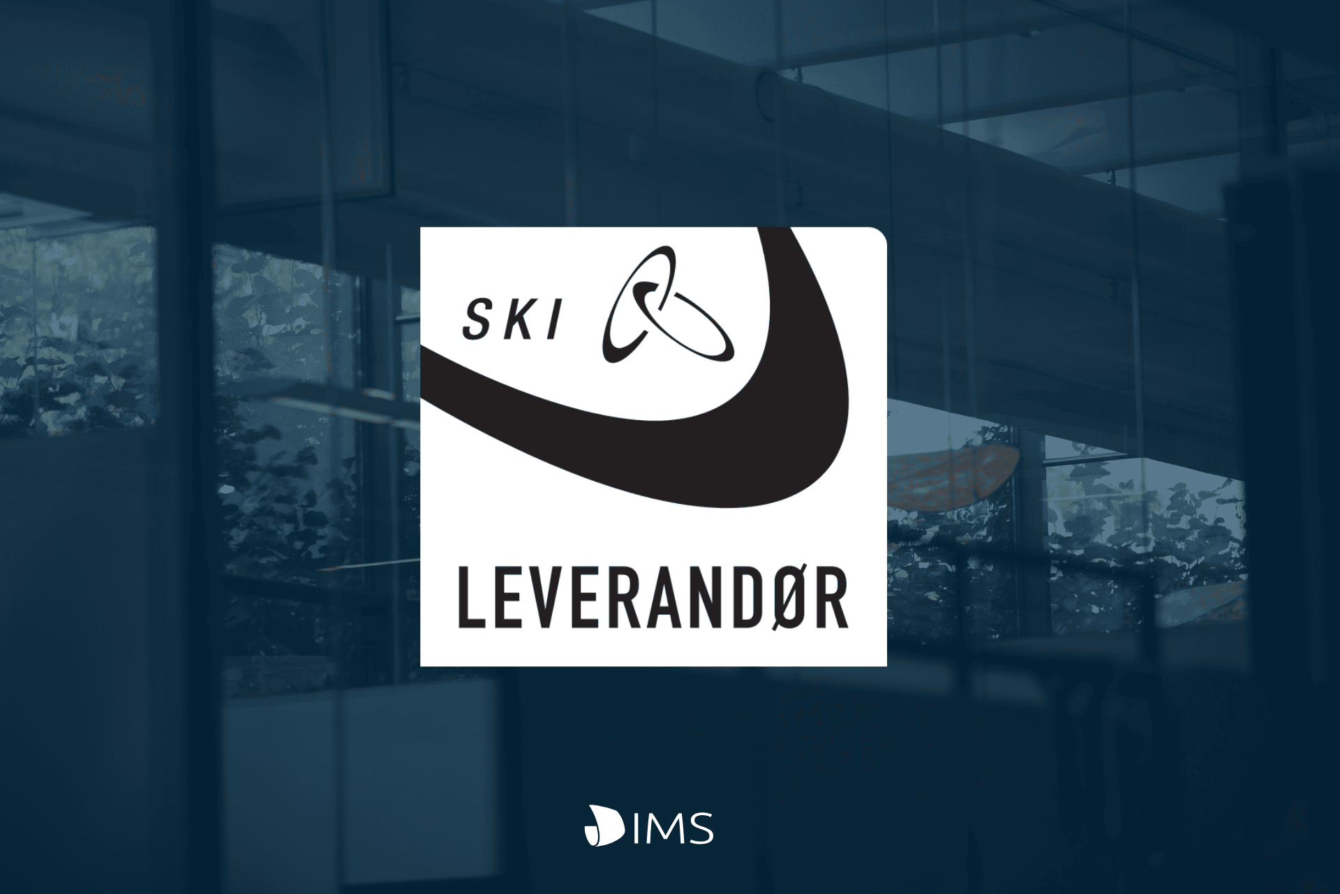 SKI Leverandør-mærke på mørk kontorbaggrund med IMS' logo