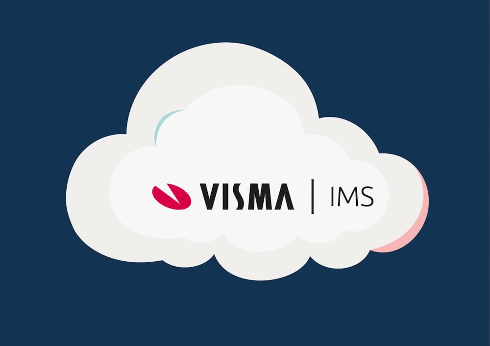Illustration af Visma- og IMS-logoerne placeret på en sky, mod en mørkeblå baggrund med yderligere skyer i baggrunden.