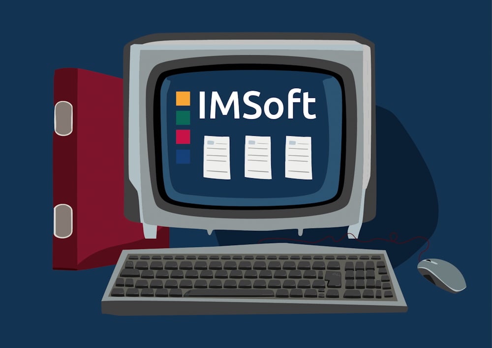 Illustration af en ældre stationær computer med IMSoft-logoet på skærmen, flankeret af to røde ringbind.